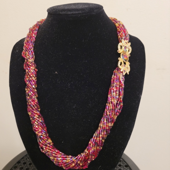Beaded necklace with gold broach - Picture 7 of 8